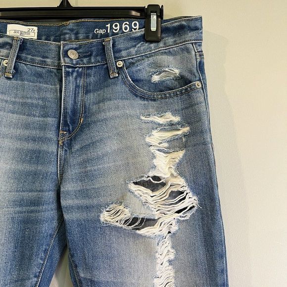 GAP Light Wash‎ Distressed Boyfriend Jeans (27) - Picture 3 of 7